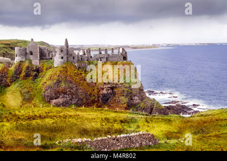 Dunluce Castle ist eine alte verlassene Burg im schönen nördlichen Küsten von Irland in der Nähe von geologischen Giant's Causeway Stockfoto