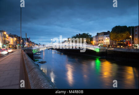 Ha'Penny Bridge in Dublin, Irland, ist eine Fußgängerzone gusseiserne Brücke im Mai 1816 auf den Fluss Liffey. Der offizielle Name ist die Liffey Brücke Stockfoto