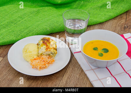 Lauch Lasagne und Kartoffelbrei mit Karotten Suppe auf einem Tisch Stockfoto