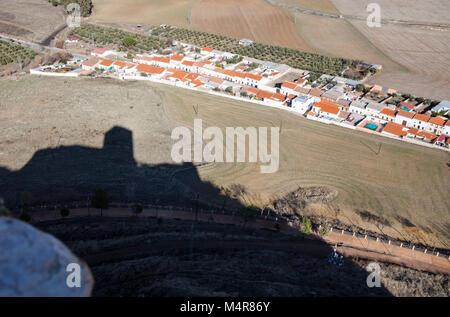 Schloss von Belmez Schatten immer in der Nähe der Stadt, Cordoba, Spanien. Auf der felsigen Hügel mit Blick auf die Stadt von Belmez gelegen Stockfoto