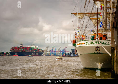 Hamburg, Deutschland, 06. Juni 2016: Mexikanische Schulschiff, Manizales, Verlegung im Hamburger Hafen und einer großen Yang Ming Container schiff Anker. Stockfoto