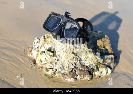 Schnorcheln Maske auf Rock Newport Beach Stockfoto