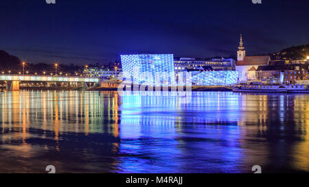 Das Ars Electronica Center in Linz bei Nacht Stockfoto