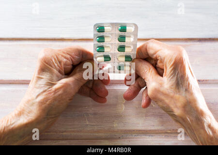 Ältere Frau, die Kommissionierung ihrer heute medizinischen pills Stockfoto