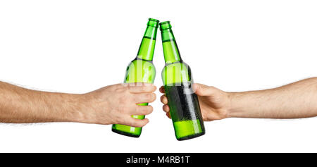 Männliche Hände mit kaltem Bier grünen Flaschen, auf weißem Hintergrund. Bier. Cheers. Paar Bierflaschen, Toast Stockfoto