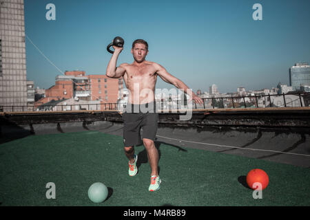 Sportliche Lebensstil, athletischen Mann arbeiten mit Gewicht. Stockfoto