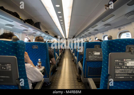 Tokio, Japan - OKTOBER 4, 2016: Nicht identifizierte Personen am Bahnhof in Tokio, Japan. Japanische Eisenbahnen haben mehr als 21.000 km der Eisenbahnen in allen Präfektur Stockfoto