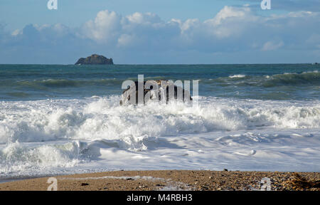 Ocean waves Crash gegen Felsen auf dem Weg zum Sandstrand. Stockfoto