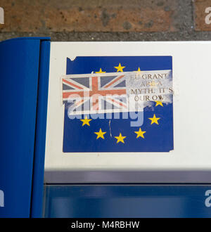 Bodmin, Cornwall, England, Februar 2018, ein pro Brexit Aufkleber auf einem Banner der Europäischen Union ist zerrissen worden, Zwietracht zwischen den gegnerischen Seite Stockfoto