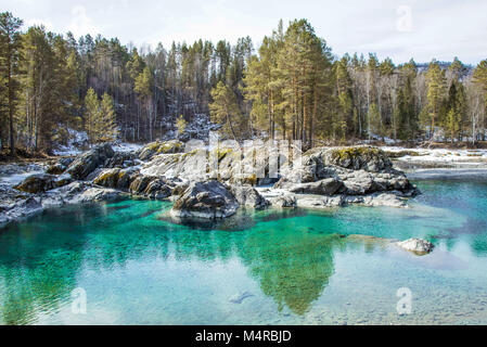 Blaue Seen am Fluss Katun im Frühjahr, Chemalsky Bezirk, Republik Altai, Russland Stockfoto