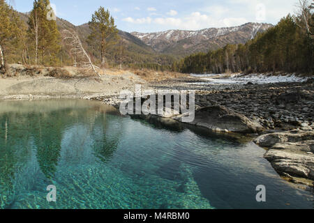 Blaue Seen am Fluss Katun im Frühjahr, Chemalsky Bezirk, Republik Altai, Russland Stockfoto