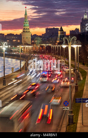 Schwere Straßenverkehrs an Rush Hour auf kremlevskaya Kremlevskaya Naberajnaya (Damm). Moskau, Russland. Stockfoto