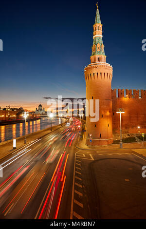 Die Beklemishevskaya (Moskvoretskaya) Turm der Kremlmauer leuchtet in der Dämmerung. Moskau, Russland. Stockfoto