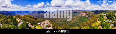 Breites Panorama der Blue Mountains: Three Sisters, Canyon und Mt Solitären von Katoomba Regionale touristische Stadt an einem sonnigen Sommertag. Stockfoto