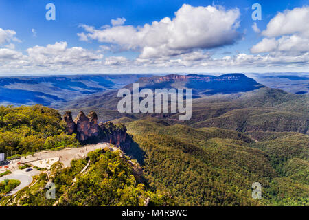 Echo Point in Katoomba mit hervorragender Aussicht auf die Felsformation "Drei Schwestern" in den Blue Mountains National Park an einem sonnigen Sommertag, wenn viele Touristen vi. Stockfoto