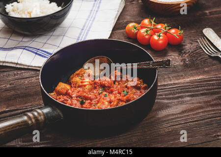 Traditionelle indische Küche. Spicy Tikka Masala mit Reis auf Holz Tisch Stockfoto