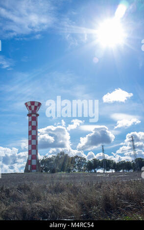 Bewässerung Wasser Tank über blauen Himmel. Betonturm für store Bewässerung Wasser gemacht, Vegas Bajas del Guadiana, Extremadurs, Spanien Stockfoto