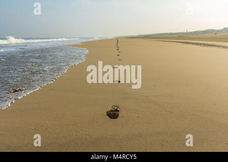 Spuren der Spuren im Sand von einem einsamen Strand Stockfoto
