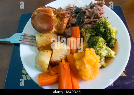 Traditionelle englische Mittagessen serviert in einem arbeitenden Männer Club im Nordosten Englands Lammbraten Yorkshire Pudding und Gemüse Stockfoto