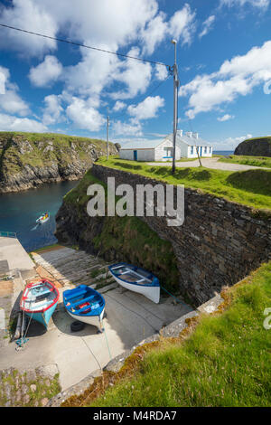 Fischerboote im Hafen von Malin Beg, County Donegal, Irland. Stockfoto