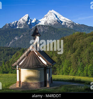 Kleine Kapelle Kirchleitn und die schneebedeckten Gipfel des Watzmann. Platz Foto in deutscher Nationalpark Berchtesgaden erfasst. Stockfoto