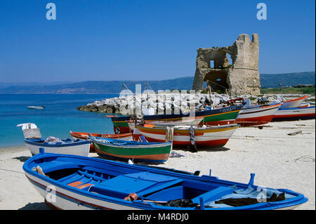 Fischerboote in Briatico vor Rocchetta, Kalabrien, Italien Stockfoto