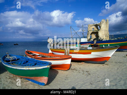 Fischerboote in Briatico vor Rocchetta, Kalabrien, Italien Stockfoto