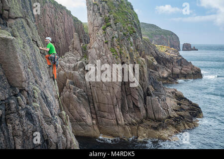 Kletterer am östlichen Ufer des Owey Insel, County Donegal, Irland. Stockfoto