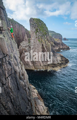 Kletterer am östlichen Ufer des Owey Insel, County Donegal, Irland. Stockfoto