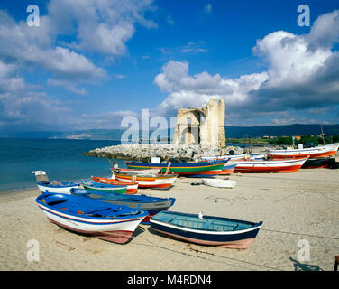 Fischerboote in Briatico vor rocchetta Kalabrien, Italien Stockfoto