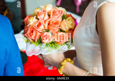 Frau mit einem großen Rose Bouquet Nahaufnahme Stockfoto