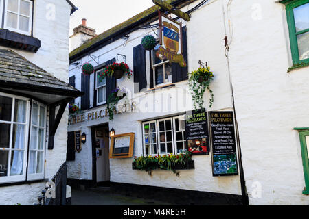 Drei Sardinen Inn und angrenzende Cottage in der Hafengegend von dem Fischerdorf Polperro, Cornwall, Großbritannien Stockfoto