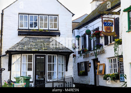 Drei Sardinen Inn und angrenzende Cottage in der Hafengegend von dem Fischerdorf Polperro, Cornwall, Großbritannien Stockfoto