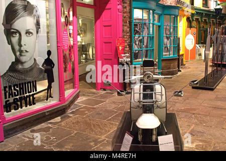 1960 Lambretta Scooter auf Anzeige an York Castle Museum, York, North Yorkshire, England, UK. Stockfoto