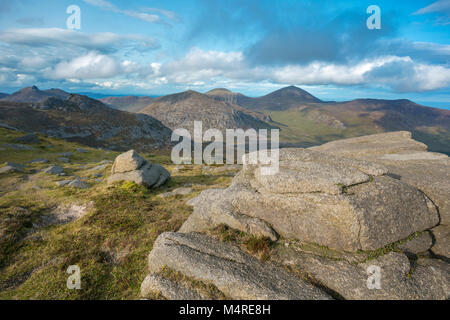 Blick Richtung Slieve Donard ab Slieve Binnian, Mourne Mountains, County Down, Nordirland. Stockfoto