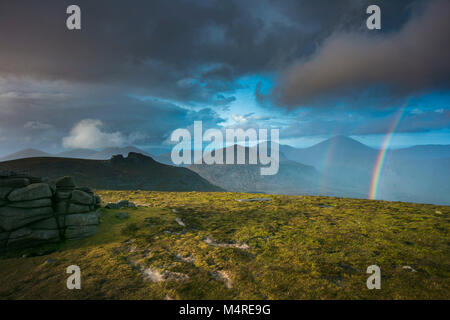 Regenbogen über dem Mourne Mountains von Slieve Binnian, County Down, Nordirland. Stockfoto