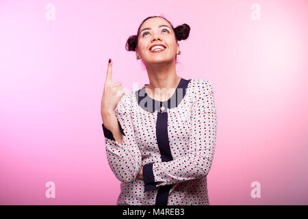 Schöne brünette Frau mit dem Finger poiting Stockfoto