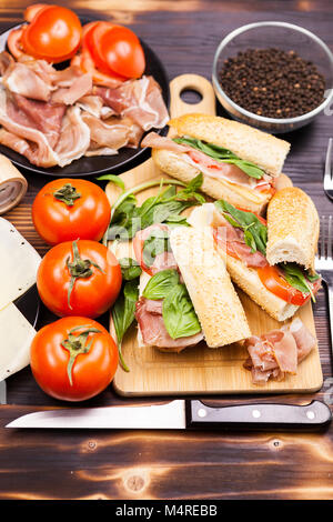 Drei gesunde und leckere Sandwiches auf Holzbrett Stockfoto