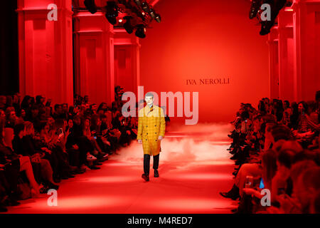 Kiew, Ukraine - Februar 5, 2018: Das Modell geht der Start- und Landebahn am Iva Nerolli Sammlung zeigen während der Ukrainischen Fashion Week WF 18-19 an Mystetsky Arsenal in Stockfoto