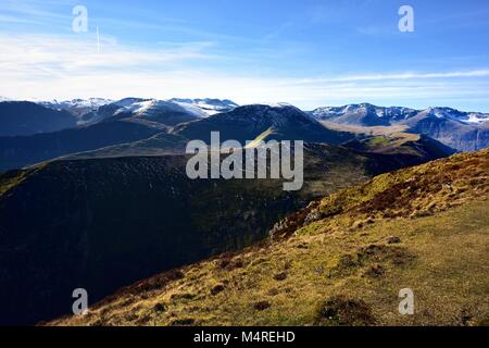 Die fantastische Aussicht über die schneebedeckten Berge Stockfoto