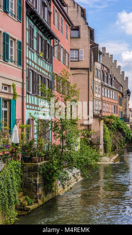 Farbe im Bild der alten timered Häuser an einem Fluss in Straßburg, Frankreich, Europa entfernt, an einem sonnigen Tag mit blauen Himmel und Wolken Stockfoto