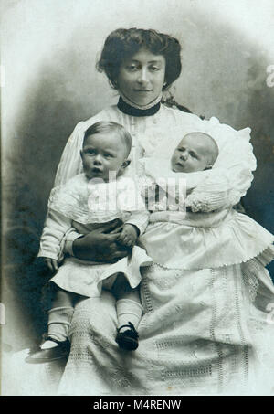 Ein Baby-sitter mit zwei Babys am Anfang des XX Jahrhunderts in Mailand (Italien) 1905 Stockfoto