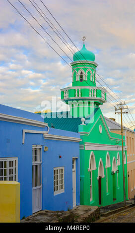 Bunte outdoor Street und City Foto von Gebäuden und eine Moschee in Bo Kaap, Kapstadt, Südafrika bei Sonnenuntergang mit Stromkabeln Kreuzung Stockfoto