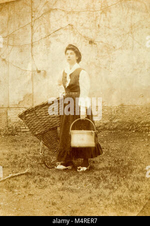 Eine junge Frau gekleidet wie ein Bauer. Das Bild wurde im Jahr 1897 getroffen, in der Nähe von nerviano ein Dorf nördlich von Mailand. Das Mädchen Name war Virginia Piana (?) Stockfoto