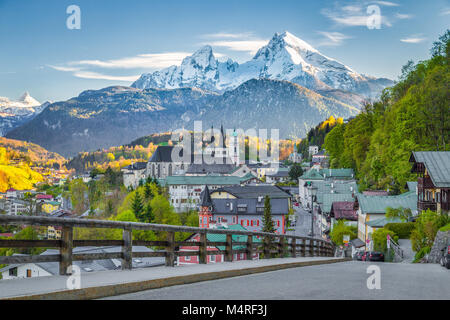 Schöne Aussicht auf die Altstadt von Berchtesgaden mit berühmten Watzmann bei Sonnenuntergang im Frühjahr, Berchtesgadener Land, Oberbayern, Deutschland Stockfoto