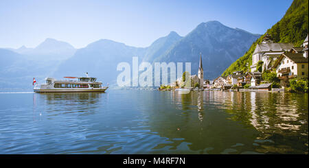 Malerischer Blick auf berühmte Hallstatt Lakeside Village in den österreichischen Alpen mit traditionellen Passagierschiff an einem schönen sonnigen Tag im Sommer, Österreich Stockfoto