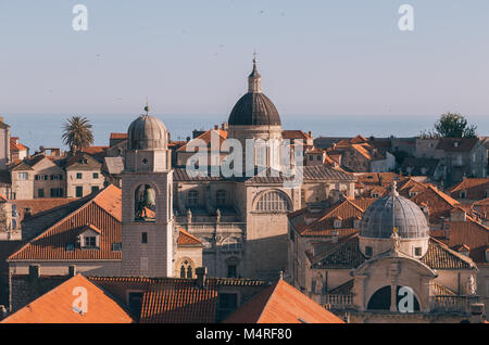 Klassische Ansicht der historischen Altstadt von Dubrovnik, eines der bekanntesten touristischen Destinationen im Mittelmeer, bei Sonnenuntergang, Dalmatien, Kroatien Stockfoto