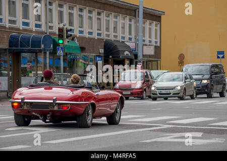 Schöne rote Cabrio Auto auf der Straße in Turku, Finnland Stockfoto