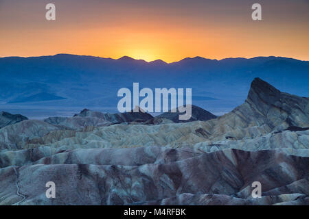 Malerischer Blick auf erstaunliche Sandstein Felsformationen an der berühmten Zabriskie Point Aussichtspunkt im goldenen Abendlicht bei Sonnenuntergang, Death Valley National Park, USA Stockfoto