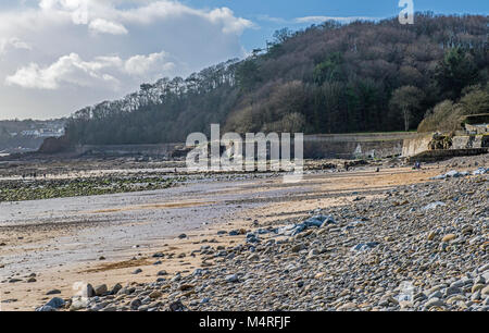 Wisemans Brücke Strand an der South West Wales Pembrokeshire Coast mit Menschen zu Fuß auf den Strand Stockfoto